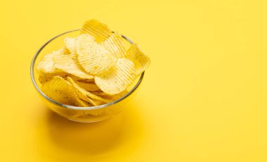 Kopyalama alanı olan sarı arkaplanda bir kase çip