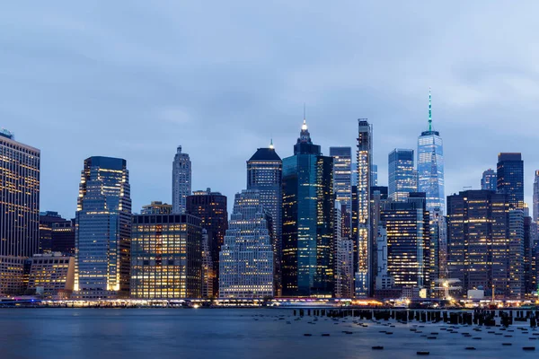 Небо Манхэттена Нью Йорке Демонстрирующее Впечатляющую Архитектуру Современный Город Ночью — стоковое фото