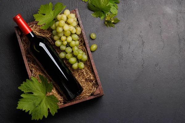 Botella Vino Tinto Uvas Frescas Presentadas Una Caja Madera Rústica —  Fotos de Stock