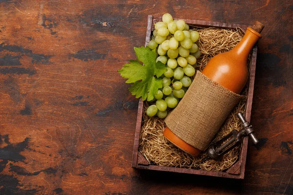 Botella Vino Tinto Uvas Frescas Presentadas Una Caja Madera Rústica —  Fotos de Stock