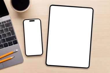 Masadaki boş ekran akıllı telefon ve tablet, tasarım modeliniz için mükemmel.