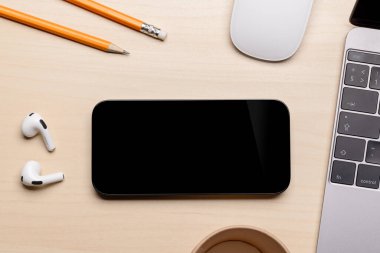 Masadaki boş siyah ekran akıllı telefon, tasarım modeliniz için mükemmel.