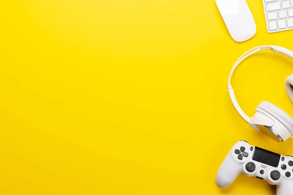 Equipamento Jogos Acessórios Tecnológicos Fundo Amarelo Perfeito Para Jogos Temas — Fotografia de Stock