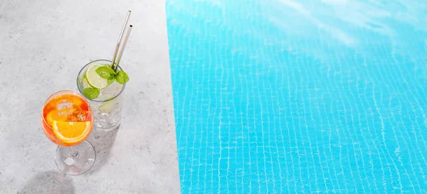 Erfrischende Cocktails Pool Einem Sonnigen Tag Der Perfekte Sommerurlaub Blick — Stockfoto