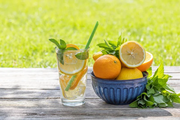 Refrescante Limonada Casera Servida Una Mesa Jardín Aire Libre Bebida —  Fotos de Stock