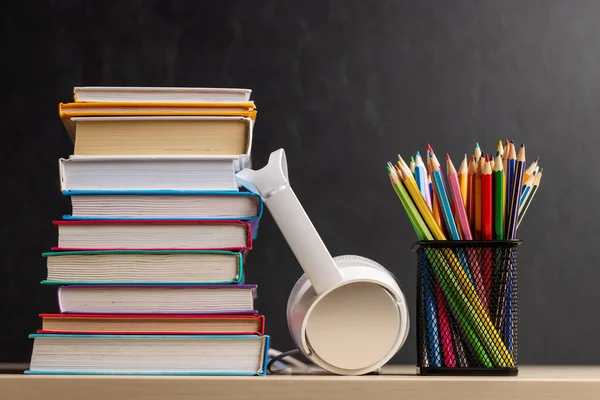 Masada Renkli Kitap Kalem Kulaklık Yığını Var — Stok fotoğraf