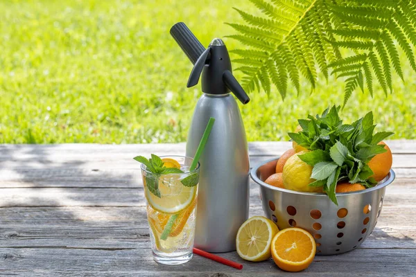 Refrescante Limonada Casera Servida Una Mesa Jardín Aire Libre Bebida —  Fotos de Stock