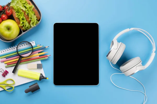Boş Ekranlı Tablet Okul Malzemeleri Kırtasiye Malzemeleri Mavi Arka Planda — Stok fotoğraf