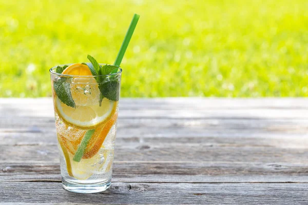 Osvěžující Domácí Limonáda Podávaná Venkovním Zahradním Stole Studený Letní Drink — Stock fotografie