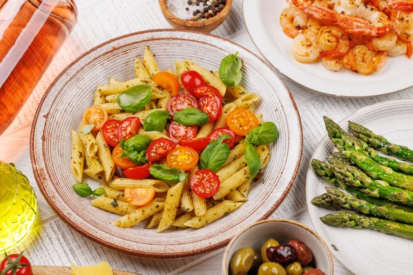 Delizioso Piatto Pasta Italiana Decorato Con Pomodori Freschi Foglie Basilico — Foto Stock