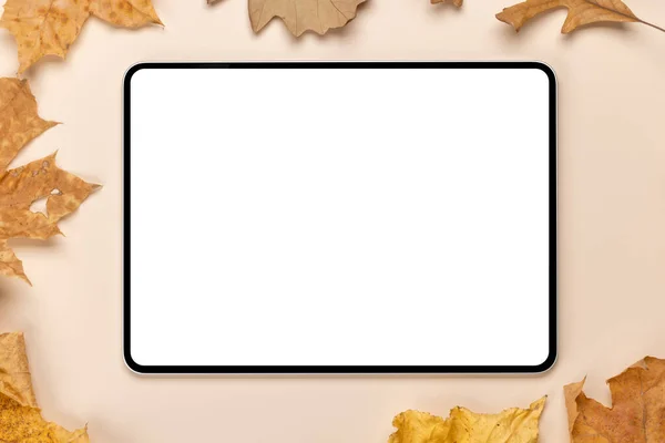 桌面上有空白屏风 秋天的树叶环绕着桌子 完美的设计造型 — 图库照片