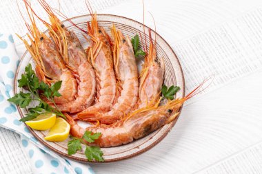Langoustines gibi taze deniz ürünleri. Fotokopi alanı olan ahşap masanın üzerine yatıyordu.