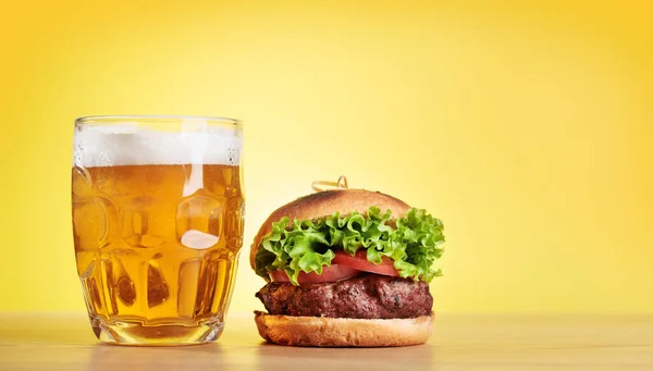Bicchiere Birra Hamburger Sfondo Colore — Foto Stock