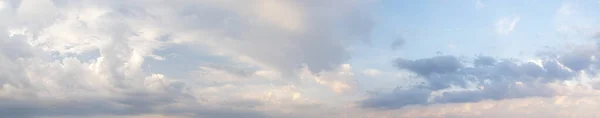 Красивая Живописная Панорама Неба Облаками Демонстрирующая Природную Красоту Спокойствие Ландшафта — стоковое фото