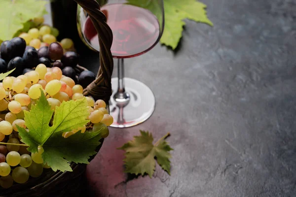 Rött Vin Glas Flaska Och Druvor Korg Med Kopieringsutrymme — Stockfoto