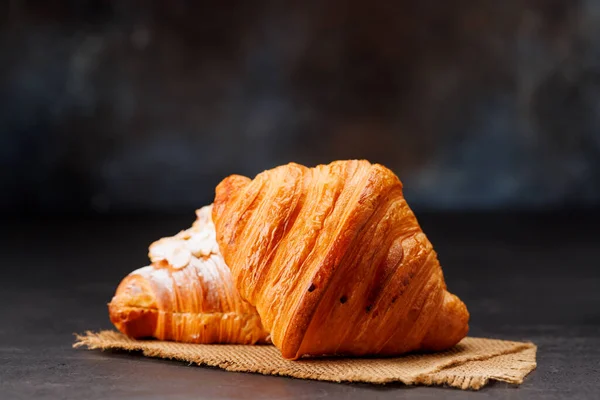 Pelyhes Friss Croissant Reggeli Kávéhoz — Stock Fotó