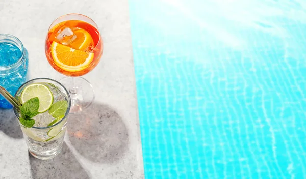 Uppfriskande Cocktails Vid Poolen Solig Dag Den Perfekta Sommarsemestern Visa — Stockfoto