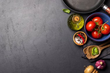 Mutfak masasının tepeden tırnağa görüntüsü, malzemeler, çatal bıçaklar ve kopyalama alanı, yemek tarifleri veya menüler için mükemmel bir model oluşturur.