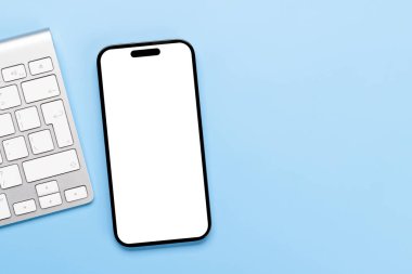Masadaki boş beyaz ekran akıllı telefon, tasarım modeliniz için mükemmel.