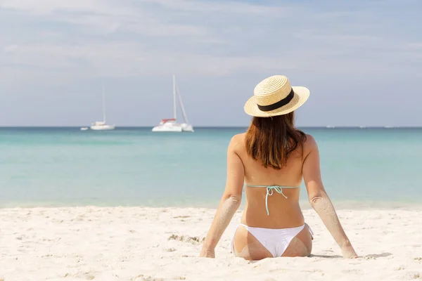Woman Sitting Sea Beach Enjoying Relaxing Summer — ストック写真
