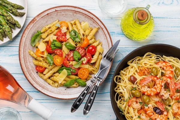 Ein Köstlicher Teller Italienische Pasta Mit Frischen Tomaten Und Aromatischen — Stockfoto