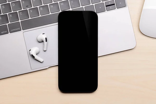 Blank Czarny Ekran Smartfon Biurku Idealny Modelowania Projektu — Zdjęcie stockowe