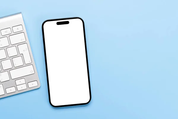 Smartphone Tela Branca Branco Uma Mesa Perfeito Para Seu Modelo — Fotografia de Stock