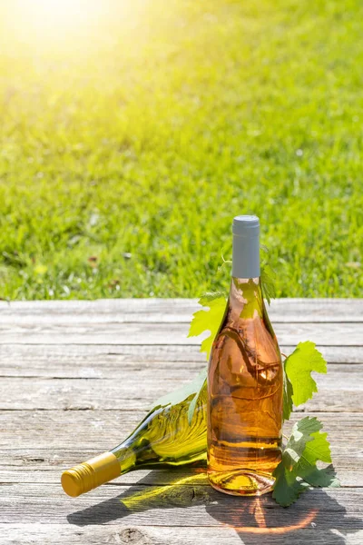 Weiß Und Rosenweinflaschen Auf Einem Gartentisch Freien Bilden Den Rahmen — Stockfoto