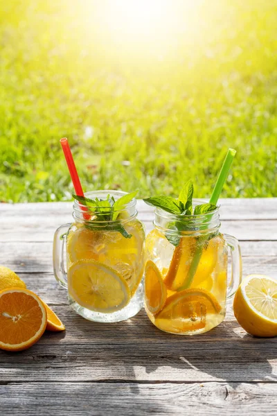 Освежающий Домашний Лимонад Подается Открытом Садовом Столе Холодные Летние Напитки — стоковое фото