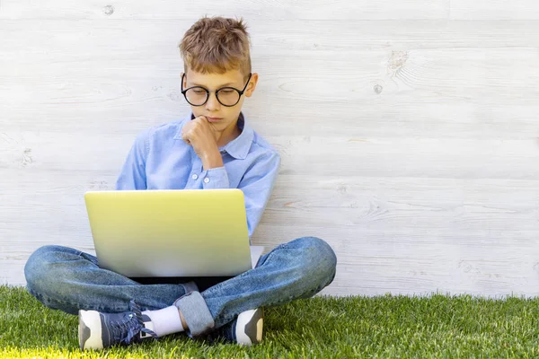 Boy Using Laptop Outdoors Education Entertainment Concept — Stock Photo, Image