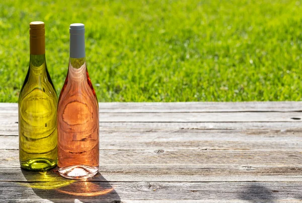 Açık Bir Bahçe Masasında Beyaz Gül Şarabı Şişeleri Harika Bir — Stok fotoğraf