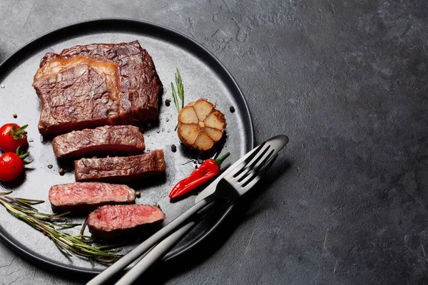 Gegrilltes Ribeye Beef Steak Mit Kräutern Und Gewürzen Wohnung Lag — Stockfoto