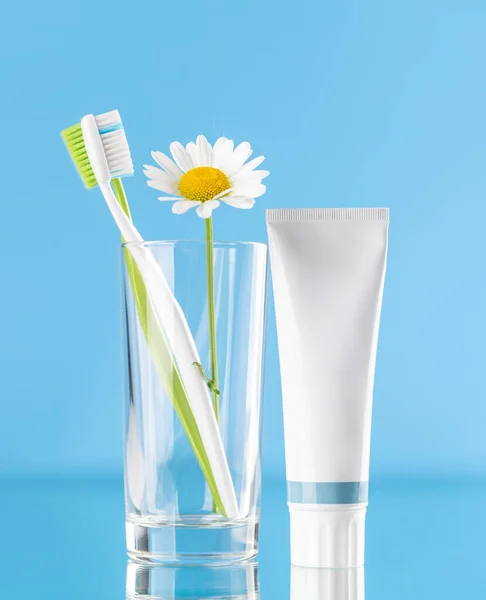 歯磨き粉と歯ブラシが特徴の清潔でさわやかなイメージで 口腔衛生と明るい笑顔を促進します — ストック写真