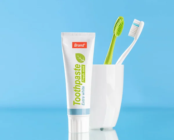 以牙膏和牙刷为特色的清洁清新的形象 促进口腔卫生和灿烂的笑容 — 图库照片