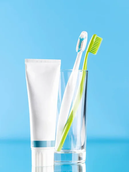 Uma Imagem Limpa Refrescante Com Pasta Dentes Escovas Dentes Promovendo — Fotografia de Stock