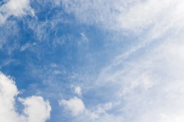 Красивый Живописный Вид Небо Облаками Демонстрирующий Природную Красоту Спокойствие Ландшафта — стоковое фото