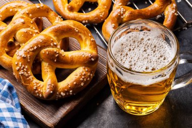 Taze pişmiş ev yapımı kraker ve bira.