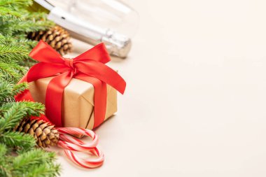 Noel ağacı dalı, Noel hediyesi kutusu, şampanya ve tebrik mesajı için yer.