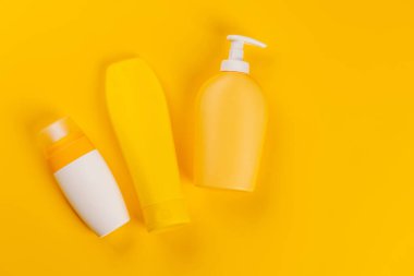 Canlı bir tuvalet tüpü koleksiyonu, günlük bakım için mükemmel. Kopyalama alanı olan düz