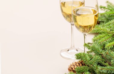 Xmas köknar ağacı dalı, şampanya ve selamlama metni için yer