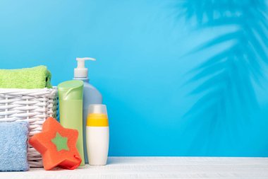 Vücut bakımı malzemeleri ve banyo havluları masada ürününüz veya mesajınız için yer var. Spa düzenlemesi