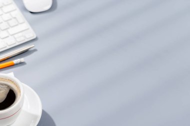 Bilgisayarlı, malzemeli ve kahveli üst düzey ofis masası. Kopyalama alanı olan çalışma alanı