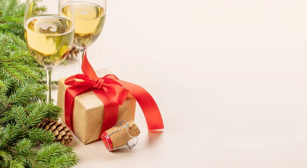 圣诞树枝 圣诞礼品盒 香槟酒和问候语空间 — 图库照片