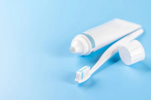Ein Sauberes Und Erfrischendes Bild Mit Zahnpasta Und Zahnbürste Die — Stockfoto