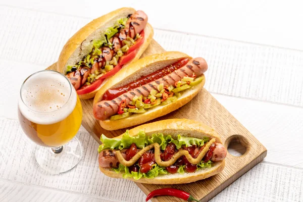 Various Hot Dog Beer Homemade Hotdogs Cutting Board Copy Space — стоковое фото
