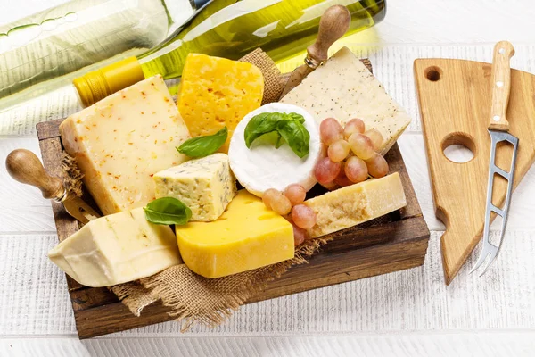 Kutuda Çeşitli Peynirler Beyaz Şarap — Stok fotoğraf