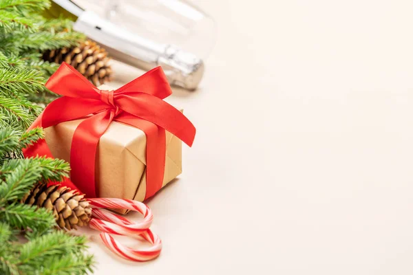 Tannenzweig Weihnachtsgeschenkbox Champagner Und Platz Für Grußworte — Stockfoto