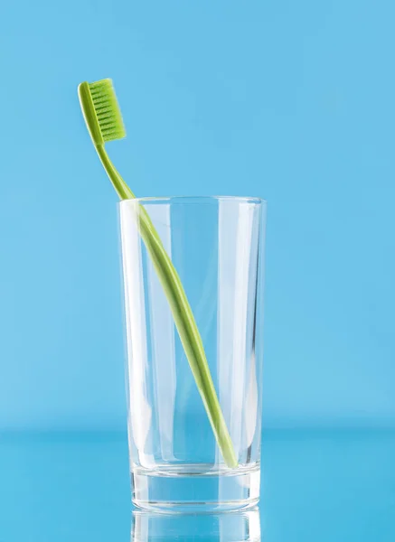 Temiz Ferahlatıcı Bir Görüntü Bardakta Diş Fırçası Ağız Temizliği Parlak — Stok fotoğraf