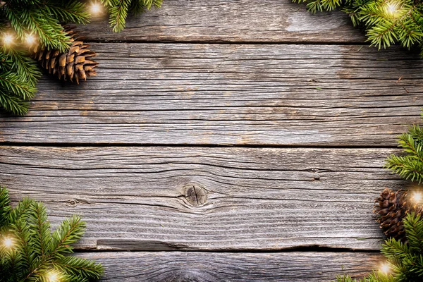 Boże Narodzenie Świecące Girlandy Gałązki Jodły Drewnianym Tle Miejsca Kopiowania — Zdjęcie stockowe