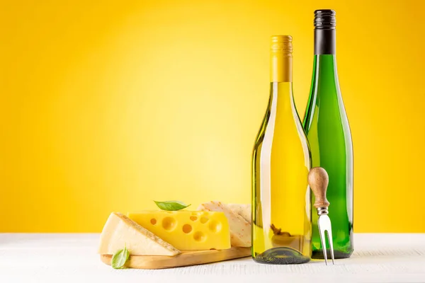 Diverse Kaas Aan Boord Witte Wijn Gele Achtergrond Met Kopieerruimte — Stockfoto
